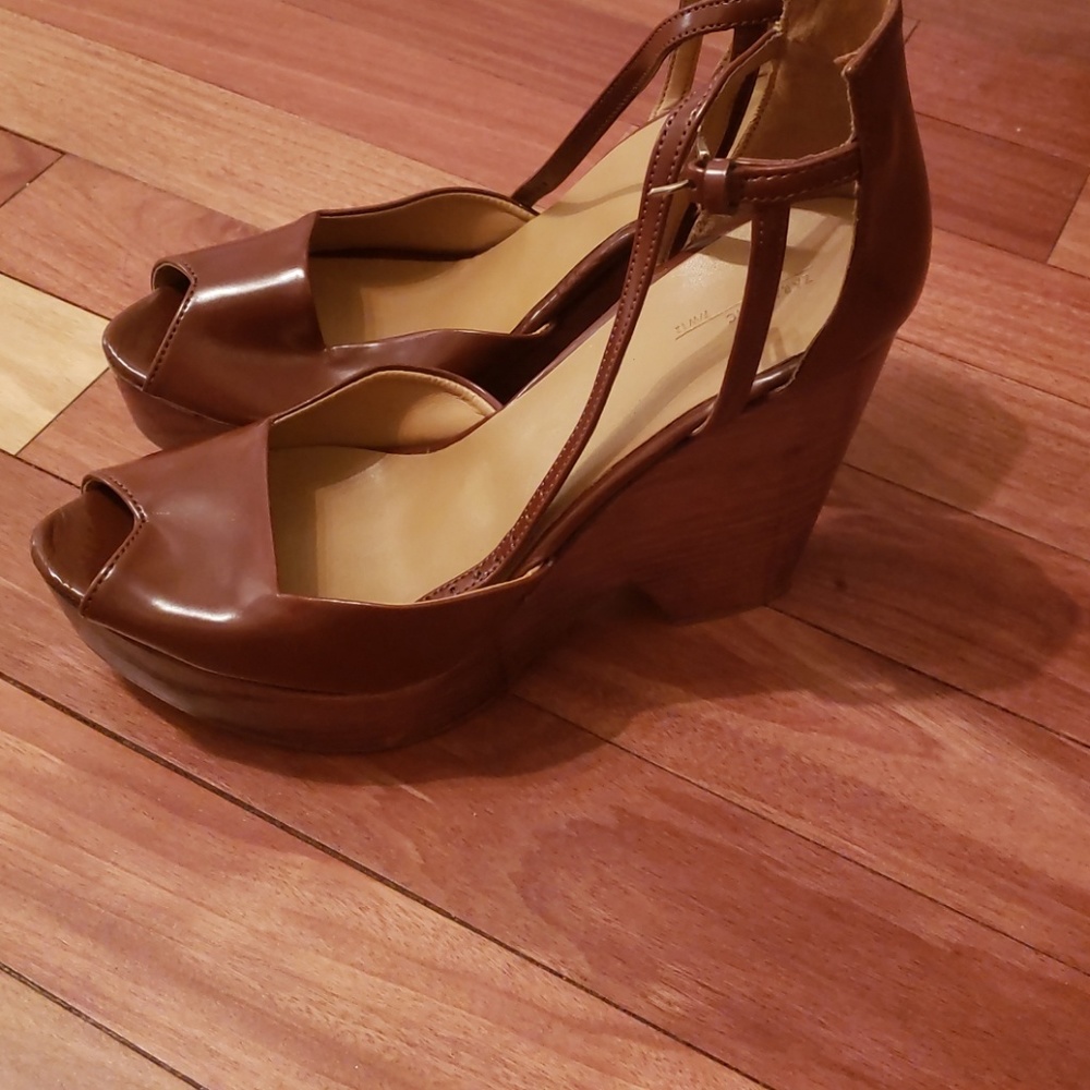 Sandals - Picture 2 of 3